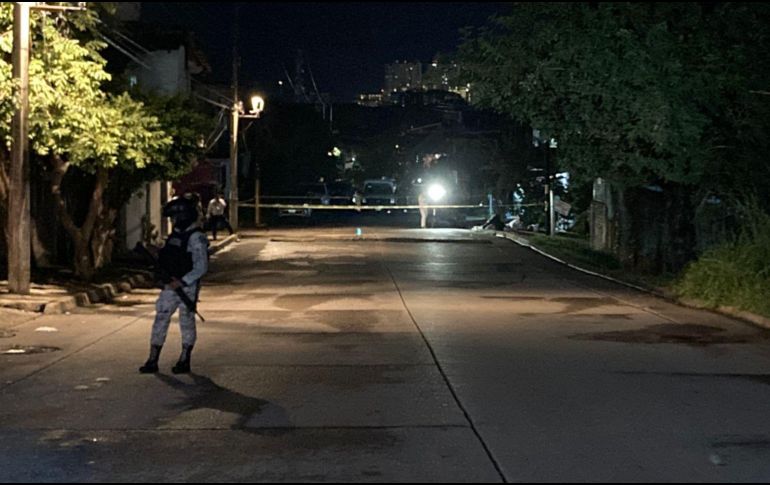 Peritos del Instituto Jalisciense de Ciencias Forenses trasladaron el cuerpo hasta sus instalaciones donde se llevará a cabo la práctica de la necropsia. EL INFORMADOR/ARCHIVO