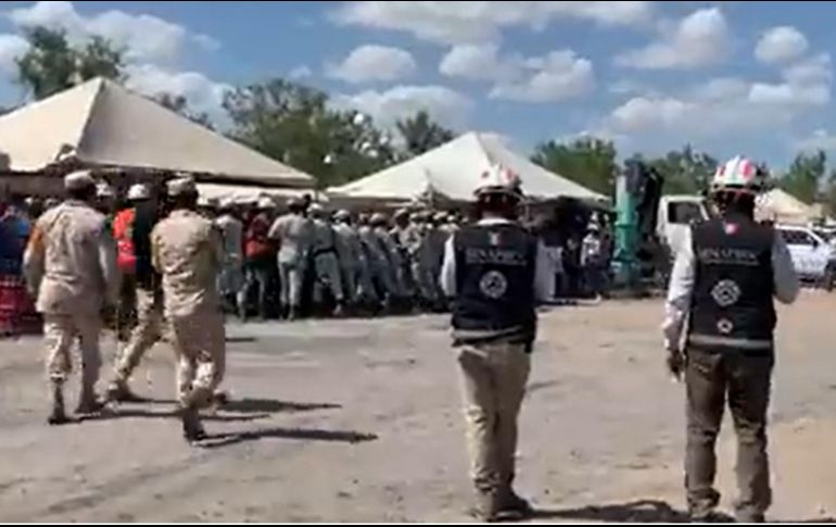 Al salir de la mina el mandatario federal fue abordado por los medios y gente que lo esperaba, y aseguró que es prioridad el rescate, pero que sí habrá sanciones a responsables. ESPECIAL