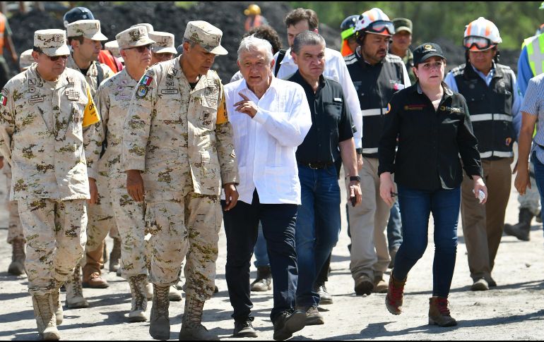 Casi 400 efectivos del Ejército, Protección Civil y otras dependencias trabajan en las labores de rescate, concentradas en la extracción de agua con potentes bombas enviadas por el gobierno federal para que buzos rescatistas puedan descender. EFE / Presidencia de México