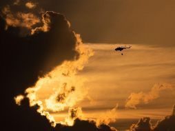Los dos tanques siniestrados estaban juntos y las autoridades temen desde el sábado que el fuego se expanda hacia un tercer depósito. AFP / Y. Lage