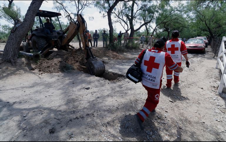 López Obrador señala que en su visita a la mina le explicaron que es común que los mineros hagan refugios y huecos dentro, y es en donde se confía que podrían estar los trabajadores. EFE / A. Ojeda
