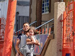 Un hombre palestino carga a su hija después de evacuar su casa durante un ataque aéreo israelí en la ciudad de Gaza, el 7 de agosto de 2022. AFP/M. Abed