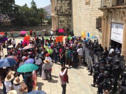 Las protestas encabezadas por diferentes organizaciones, entre ellas de la Unión de Municipios Indígenas de Oaxaca, mantienen el bloqueo en diferentes puntos de la ciudad con el objetivo de que atiendan sus demandas. ESPECIAL