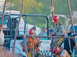 Con diversas herramientas, los equipos de rescate buscan llegar a los mineros atrapados. AFP
