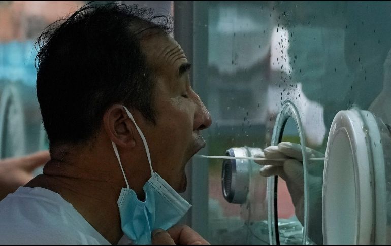 El subsecretario de Salud, Hugo López-Gatell dice que la noticia positiva es que llevamos cuatro semanas, un mes, de reducción de los casos. AP / A. Wong