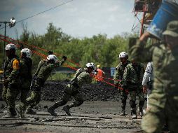 López Obrador realiza un reconocimiento a los rescatistas que están trabajando, tanto civiles como del Ejército Mexicano y de la Guardia Nacional, así como del gobierno de Coahuila. SUN / D. Sánchez