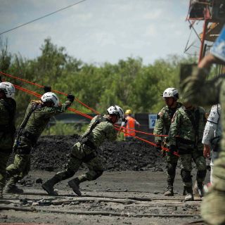Mañana o pasado mañana entrarán buzos y rescatistas a la mina: López Obrador
