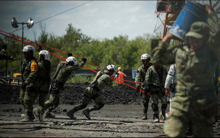 López Obrador realiza un reconocimiento a los rescatistas que están trabajando, tanto civiles como del Ejército Mexicano y de la Guardia Nacional, así como del gobierno de Coahuila. SUN / D. Sánchez