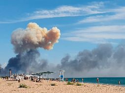 Testigos reportaron un incendio en una pista y daños en las casas cercanas como resultado de docenas de explosiones. AP/Ministerio de Defensa ruso