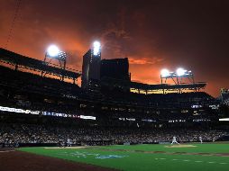 Una pelea fue protagonizada por aficionados de los Gigantes de San Francisco y los Padres de San Diego de la Major League Baseball (MLB). AFP/Sean M. Haffey