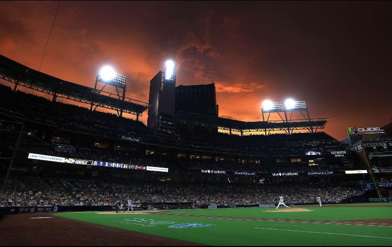 Una pelea fue protagonizada por aficionados de los Gigantes de San Francisco y los Padres de San Diego de la Major League Baseball (MLB). AFP/Sean M. Haffey