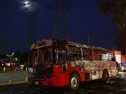 En Zapopan dejaron tres unidades del transporte público, dos autos particulares y un camión de reparto de refresco en llamas, pero sin lesionados. EFE / F. Guasco