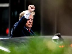 Donald Trump saluda a simpatizantes y curiosos previo a la audiencia de este miércoles. AP/J. Nikhinson