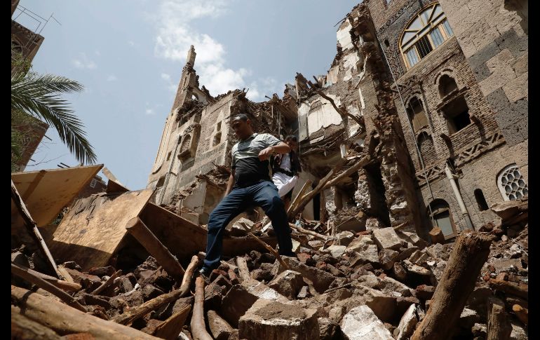 Los edificios tienen fachadas de ladrillo adornadas con molduras de yeso blanco en patrones intrincados, y su estilo se ha vuelto un símbolo de la capital yemení. EFE/Y. Arhab