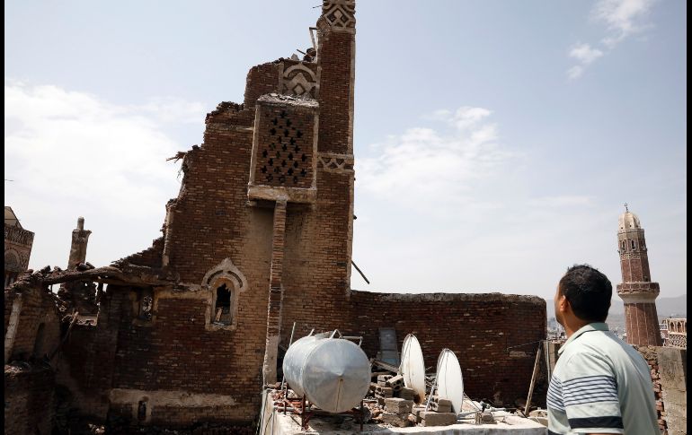 Los edificios tienen fachadas de ladrillo adornadas con molduras de yeso blanco en patrones intrincados, y su estilo se ha vuelto un símbolo de la capital yemení. EFE/Y. Arhab