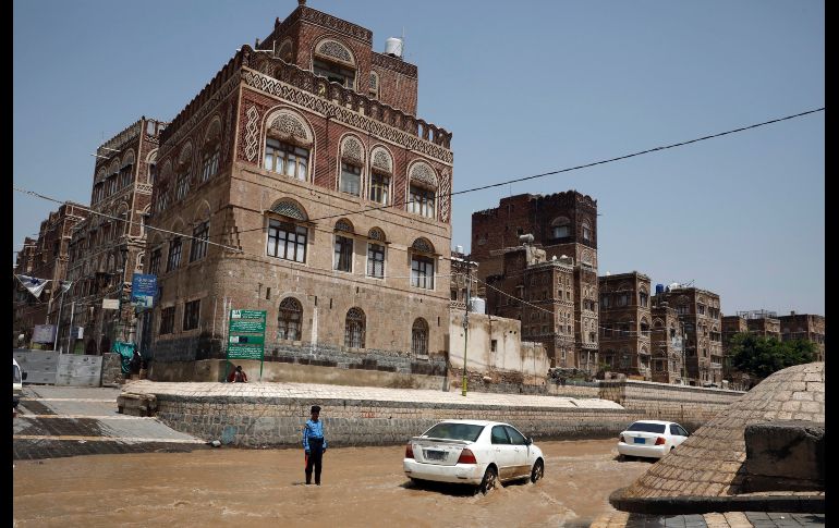 Los edificios tienen fachadas de ladrillo adornadas con molduras de yeso blanco en patrones intrincados, y su estilo se ha vuelto un símbolo de la capital yemení. EFE/Y. Arhab