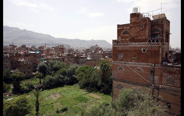 Los edificios tienen fachadas de ladrillo adornadas con molduras de yeso blanco en patrones intrincados, y su estilo se ha vuelto un símbolo de la capital yemení. EFE/Y. Arhab