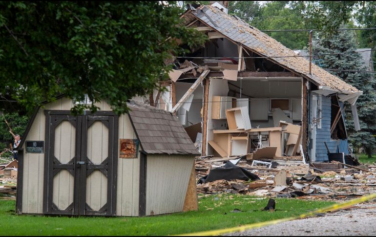 Imágenes aéreas publicadas en redes sociales muestran daños y vehículos de socorro en un vecindario residencial de Evansville. AP/M. Brown