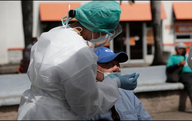 La mayor parte de los casos de COVID están presentes en los grupos de 18 a 29 años. EFE/G. Amador