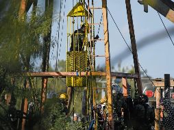 Los rescatistas utilizaron una “cápsula de vida” para descender a la mina. AFP