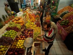 En contraste, en la segunda quincena de junio disminuyeron su precio el jitomate, los chiles frescos, el pollo, la carne de res, el huevo, el limón, la cebolla, el frijol y el jabón de tocador. EL INFORMADOR/Archivo
