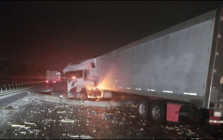 Al menos tres unidades presuntamente están involucradas en el accidente, dos de ellas de carga, aún no hay detalles del último vehículo que se encontraba en el accidente, ya que quedo completamente destruido. Twitter/@GN_Carreteras