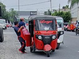Un usuario de mototaxis en la colonia El Mante, en Zapopan, aprovechó la falta de supervisión por parte de las autoridades para subir un tanque de gas LP a la unidad, a pesar del riesgo que esto representa para otras personas. EL INFORMADOR/A. Camacho