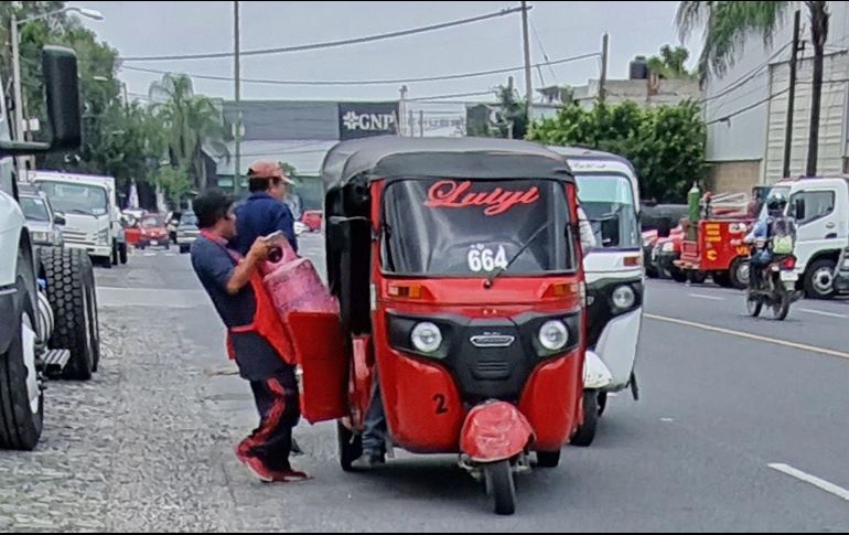Un usuario de mototaxis en la colonia El Mante, en Zapopan, aprovechó la falta de supervisión por parte de las autoridades para subir un tanque de gas LP a la unidad, a pesar del riesgo que esto representa para otras personas. EL INFORMADOR/A. Camacho