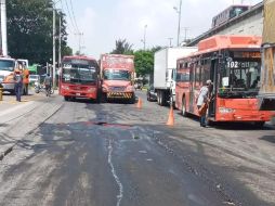Acudió Protección Civil y Bomberos de Tlaquepaque solamente para la limpieza de combustible derramado en la zona. ESPECIAL /