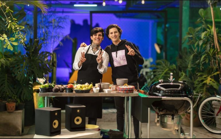 Cada uno de estos episodios se conforma por una dupla de artistas y foodies populares que preparan sus recetas a la parrilla. CORTESÍA