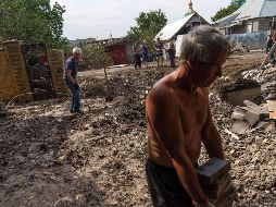 Habitantes de la ciudad de Kramatorsk limpian escombros tras los bombardeos. AP/D. Goldman