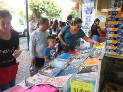 Padres de familia buscan las ofertas favorables, debido al desgaste económico que genera el regreso a clases. EL INFORMADOR/ Archivo