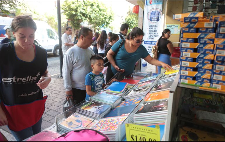 Padres de familia buscan las ofertas favorables, debido al desgaste económico que genera el regreso a clases. EL INFORMADOR/ Archivo