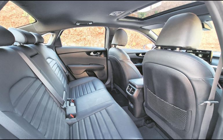 Es algo limitado para tres personas, pero dos podrán viajar sin problema; tiene amenidades como salidas del aire acondicionado.  EL INFORMADOR/M. Castillo