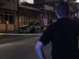 La tarde y noche de este viernes, hombres armados prendieron fuego a por lo menos 10 unidades de transporte público en las ciudades de Mexicali, Tijuana, Rosarito y Tecate. EFE/ J. Terriquez