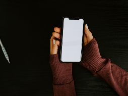 Trucos para liberar la memoria de tu celular. ESPECIAL / Photo by Kelly Sikkema on Unsplash