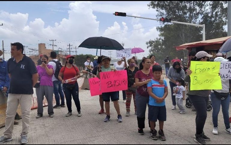 Los malos olores y las inundaciones provocadas por la acumulación de basura en los desagües, son las principales quejas de los vecinos de las colonias mencionadas. ESPECIAL