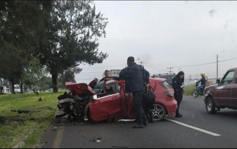 Personal de emergencias realizó maniobras usando equipo hidráulico para liberar el cuerpo del hombre fallecido. ESPECIAL