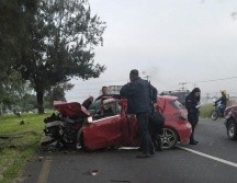 Personal de emergencias realizó maniobras usando equipo hidráulico para liberar el cuerpo del hombre fallecido. ESPECIAL