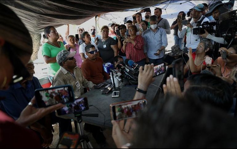 Familiares de los mineros hablan durante una rueda de prensa celebrada este sábado. EFE/A. Ojeda