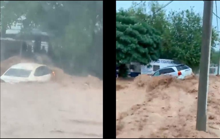 Videos en redes muestran cómo los autos son arrastrados por la corriente. ESPECIAL/CAPTURAS DE VIDEO