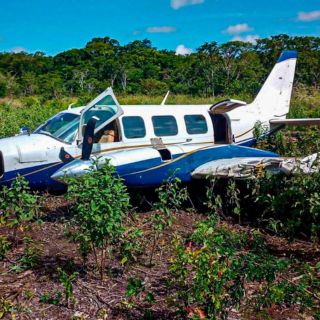 Ejército mexicano asegura aeronave y posible cargamento de cocaína en Campeche