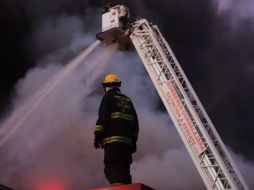 El incendio se registró este domingo en la fábrica de sandalias Viniteck. CORTESÍA/ Protección Civil y Bomberos de Guadalajara