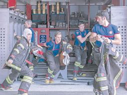 Escena de acción de la serie que se desarrolla en una estación de bomberos. CORTESÍA/ Netflix