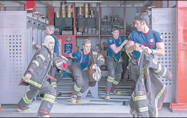 Escena de acción de la serie que se desarrolla en una estación de bomberos. CORTESÍA/ Netflix