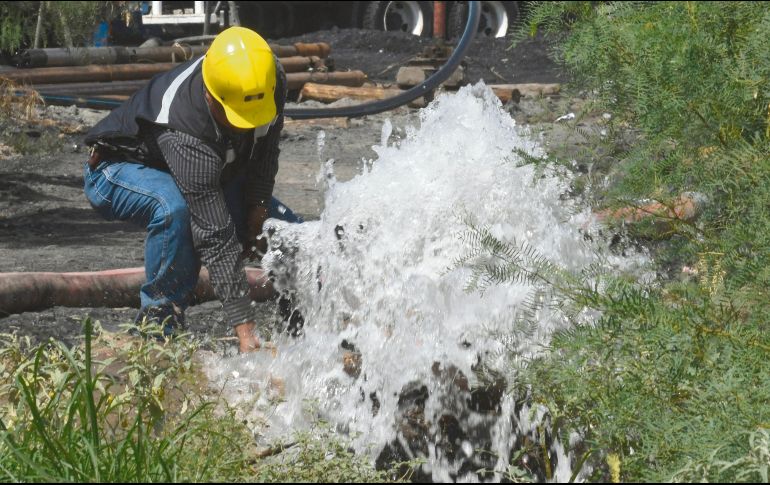 El pasado viernes, las autoridades anunciaron que se había extraído el 97% del agua en los tres pozos de la mina, pero una lluvia provocó el aumento de los niveles. AFP
