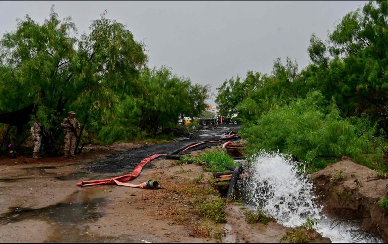 Familiares exigen que se dé un informe pormenorizado sobre cuántas bombas hay en cada pozo y qué capacidad tienen. AFP / P. Pardo