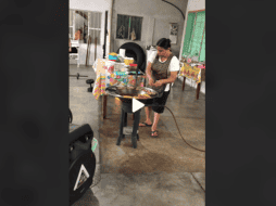 Todo en el gimnasio parece normal, hasta el momento en que aparece a cuadro, una señora preparando antojitos mexicanos, como sopes o tostadas, en un tradicional comal. TIKTOK / juancalderon265