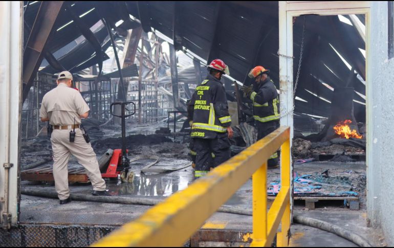 El  coordinador general de Protección Civil y Bomberos de Tlaquepaque señaló que ya están a un par de horas de extinguir en su totalidad el fuego. ESPECIAL