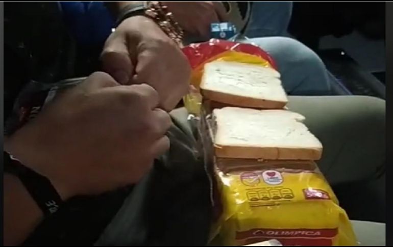 Normalmente las personas llevan sus alimentos ya preparados, pero sin duda lo que llamó la atención de este hombre fue que él decidió preparar su platillo en ese momento. ESPECIAL